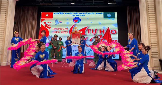 Tiết mục “Hát về Tổ quốc hôm nay” của Chi hội tỉnh Hải Dương. Ảnh: Mạc Luyện - PV TTXVN tại Hong Kong