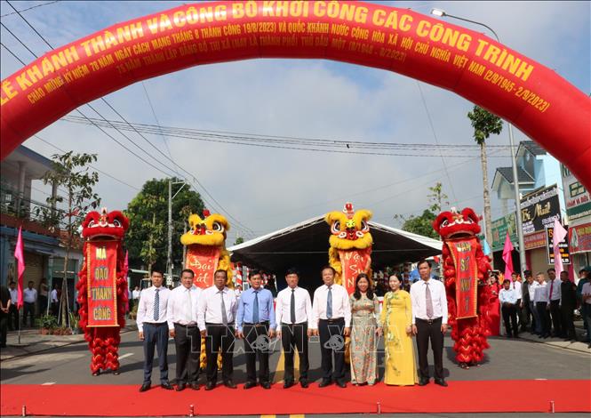 Lãnh đạo tỉnh Bình Dương và thành phố Thủ Dầu Một tại Lễ khánh thành đường Phan Đăng Lưu mở rộng. Ảnh: Chí Tưởng - TTXVN