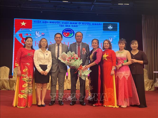 Lãnh sự Nguyễn Tuấn Anh (đứng thứ 4, từ bên trái) chụp ảnh với Ban chấp hành Hiệp hội người Việt Nam ở nước ngoài tại Macau  Ảnh: Mạc Luyện - PV TTXVN tại Hong Kong