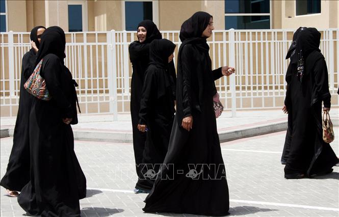 Phụ nữ Hồi giáo mặc áo choàng abaya tại Dubai, Các tiểu Vương quốc Ả rập Thống nhất. Ảnh: AFP/TTXVN

