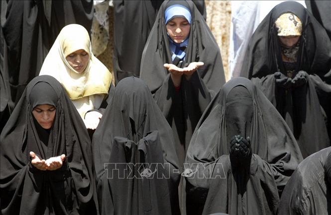 Phụ nữ Hồi giáo mặc áo choàng abaya tại một lễ cầu nguyện ở Iraq. Ảnh: AFP/TTXVN
