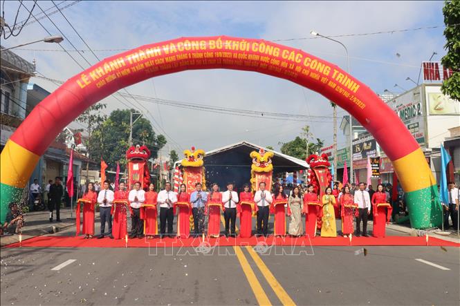 Lãnh đạo tỉnh Bình Dương và thành phố Thủ Dầu Một cắt băng khánh thành đường Phan Đăng Lưu mở rộng. Ảnh: Chí Tưởng - TTXVN