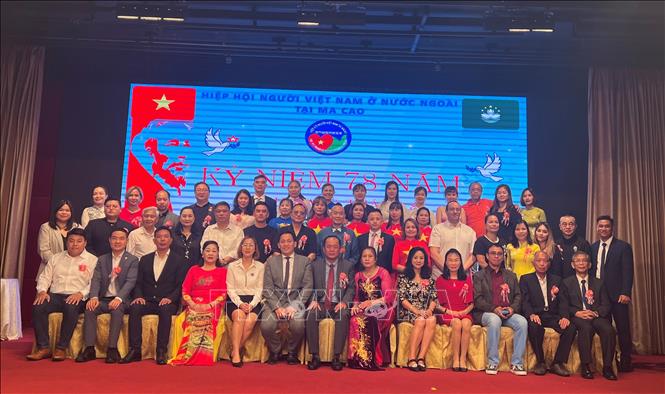 Lãnh sự Nguyễn Tuấn Anh (hàng đầu, thứ 7 từ bên trái) chụp ảnh lưu niệm cùng các đại biểu tham dự Lễ kỷ niệm. Ảnh: Mạc Luyện - PV TTXVN tại Hong Kong