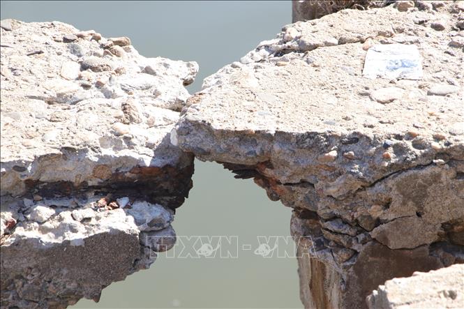 Bê tông của đập ngăn mặn, trữ ngọt Quỳnh Lưu (Quảng Ngãi) bị bục vỡ. Ảnh: Đinh Hương - TTXVN
