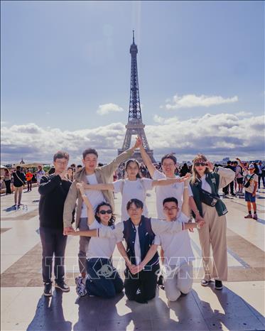 Students visit Eiffel tower, Paris. VNA Photo: Thu Hà