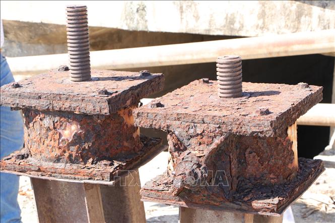 Nhiều hạng mục bằng sắt thép của đập ngăn mặn, trữ ngọt Quỳnh Lưu (Bình Sơn, Quảng Ngãi) đã bị hoen gỉ. Ảnh: Đinh Hương - TTXVN