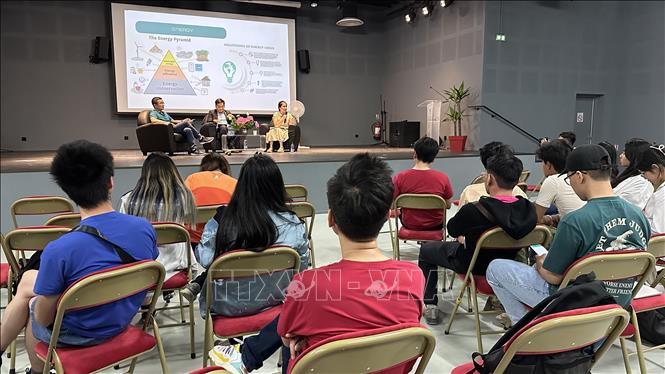 A workshop on renewable energy and artificial intelligence at the summer camp. VNA Photo: Thu Hà