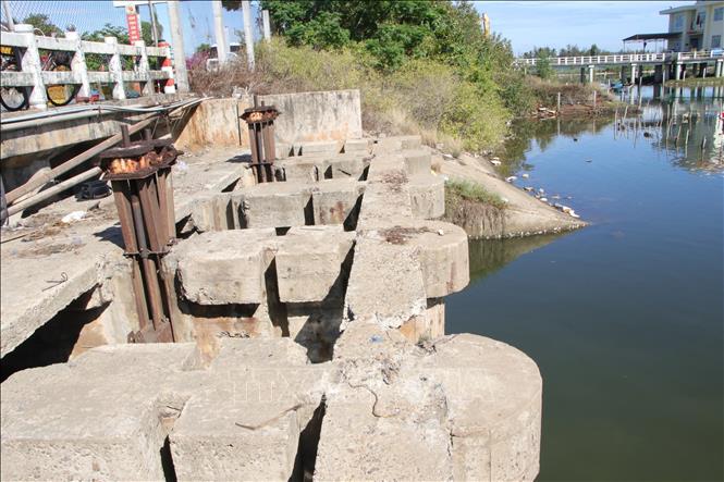 Một góc đập ngăn mặn, trữ ngọt Quỳnh Lưu tại xã Bình Châu, huyện Bình Sơn (Quảng Ngãi). Ảnh: Đinh Hương - TTXVN