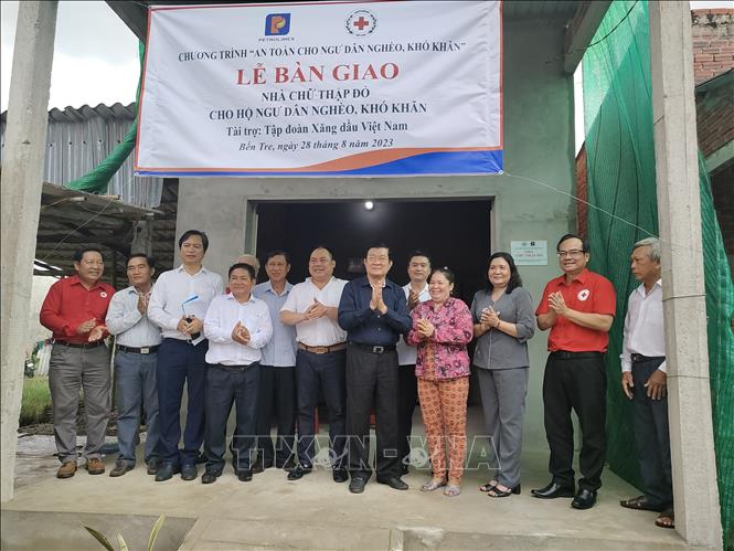 Bàn giao nhà an toàn cho ngư dân vùng biển. Ảnh: Huỳnh Phúc Hậu - TTXVN