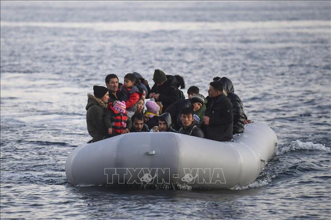 (Tư liệu) Người di cư chờ được cứu ngoài khơi đảo Lesbos, Hy Lạp. Ảnh: AFP/TTXVN