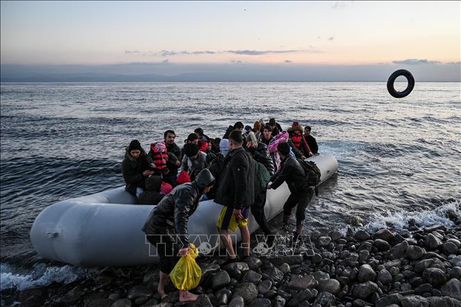 (Tư liệu) Người di cư đi thuyền tới đảo Lesbos, Hy Lạp. Ảnh: AFP/TTXVN