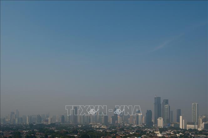 Các tòa nhà chìm trong khói mù do ô nhiễm tại Jakarta, Indonesia, ngày 25/8/2023. Ảnh: AFP/TTXVN