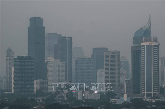 Các tòa nhà chìm trong khói mù do ô nhiễm tại Jakarta, Indonesia, ngày 23/8/2023. Ảnh: AFP/TTXVN
