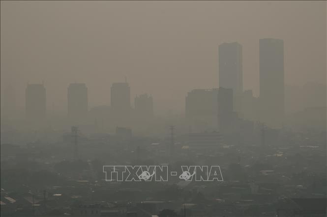Các tòa nhà chìm trong khói mù do ô nhiễm tại Jakarta, Indonesia, ngày 16/8/2023. Ảnh: AFP/TTXVN