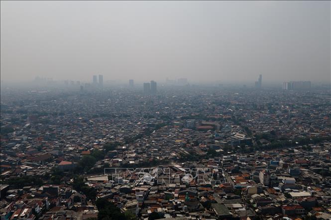 Khói mù do ô nhiễm bao phủ bầu trời tại Jakarta, Indonesia, ngày 20/8/2023. Ảnh: AFP/TTXVN