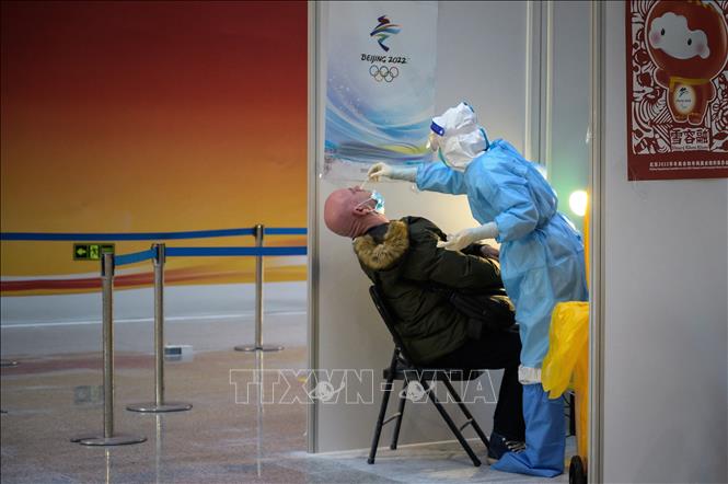 (Tư liệu) Nhân viên y tế lấy mẫu xét nghiệm COVID-19 cho hành khách tại sân bay ở Bắc Kinh, Trung Quốc. Ảnh: AFP/TTXVN 