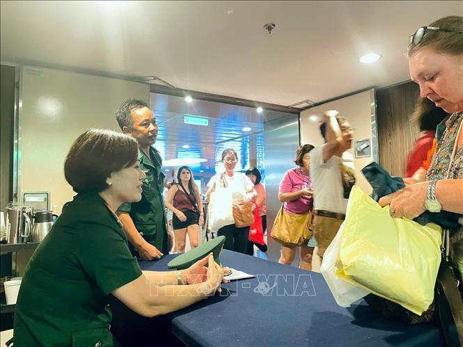 Đội thủ tục Biên phòng cửa khẩu cảng làm việc trực tiếp trên siêu tàu khách Spectrum of the Seas ngày 22/8 vừa qua. Ảnh: TTXVN phát 