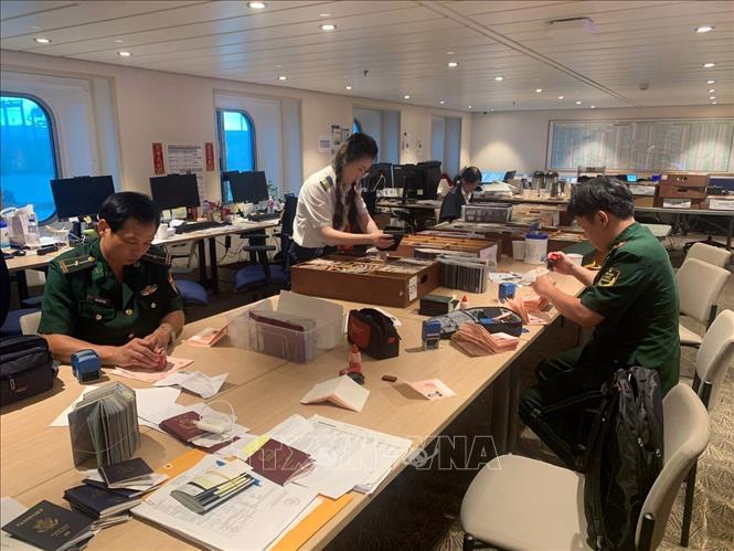 Bộ đội Biên phòng làm thủ tục chuyển cảng cho hành khách siêu tàu Spectrum of the Seas ngày 22/8. Ảnh: TTXVN phát 