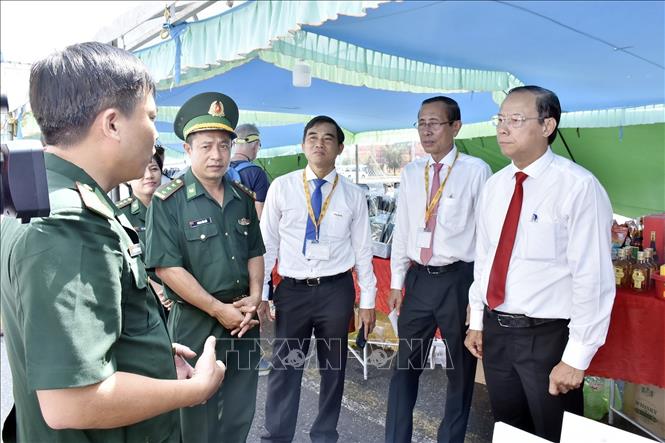 Chủ tịch UBND tỉnh Bà Rịa-Vũng Tàu Nguyễn Văn Thọ nắm tình hình công tác đón siêu tàu khách Spectrum of the Seas cập cảng Bà Rịa-Vũng Tàu ngày 22/8. Ảnh: TTXVN phát 