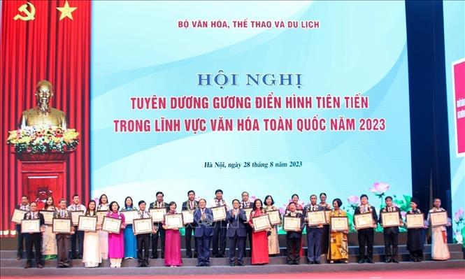 Certificates of merit are presented to five collectives and 73 individuals in honor of their outstanding contributions to Vietnam’s culture, sports and tourism. VNA Photo: Tuấn Đức