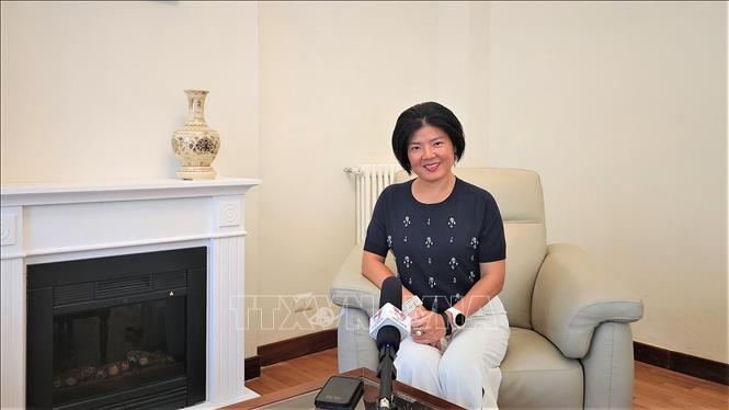 Tham tán Thương mại Việt Nam tại Italy Dương Phương Thảo trả lời phỏng vấn phóng viên TTXVN. Ảnh: Thanh Hải-PV TTXVN tại Italy