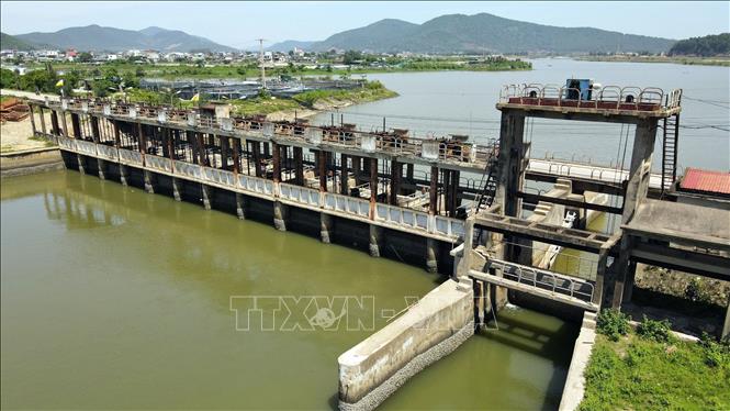 Đập Bara Nghi Quang (xã Nghi Quang, huyện Nghi Lộc) với 12 cánh cửa van phẳng, 1 cánh cửa cung đã xuống cấp nghiêm trong do được xây dựng cách đây 30 năm. Ảnh: TTXVVN phát