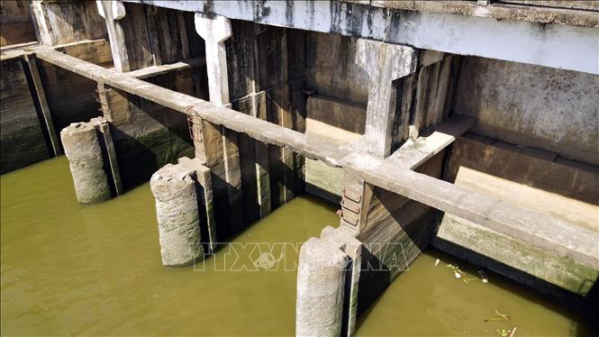 Các cánh cửa tại Bara Bến Thủy (phường Bến Thủy, thành phố Vinh) được thiết kế nhỏ và đã xuống cấp, tiêu thoát lũ chậm. Ảnh: TTXVVN phát
