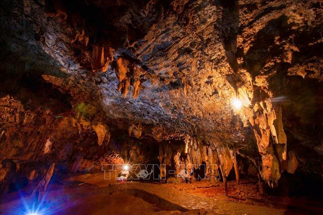 Inside Tien Phi cave, travelers can find unique geological formations that give the cave an otherworldly ambience. VNA Photo: Trọng Đạt
