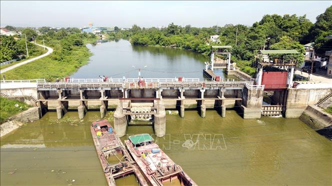 Bara Bến Thủy (phường Bến Thủy, thành phố Vinh) được xây dựng cách đây 80 năm có tác dụng ngăn mặn, tiêu thoát lũ cho địa bàn thành phố Vinh, huyện Hưng Nguyên và Nam Đàn nhưng đã xuống cấp nghiêm trọng, tiêu thoát lũ chậm. Ảnh: TTXVVN phát