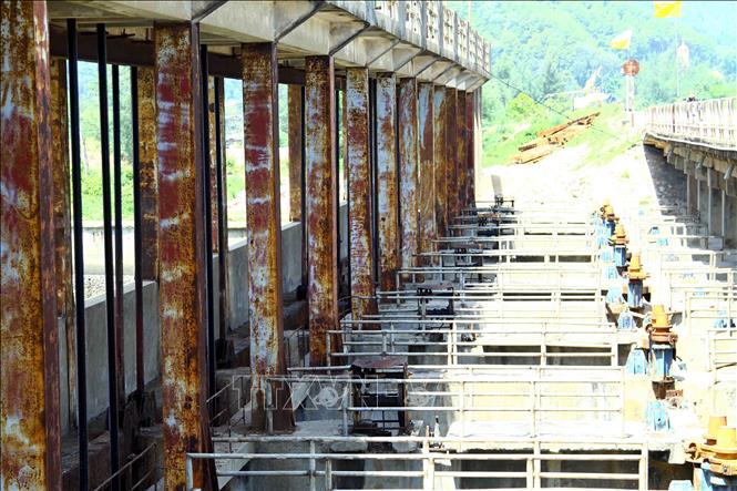 Nhiều hạng mục công trình Bara Nghi Quang bị hư hỏng do thường xuyên tiếp cúc trong vùng nước mặn và nước lỡ, dễ bị oxy hóa, hoen rỉ nhanh. Ảnh: TTXVVN phát