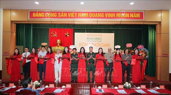 Đại biểu cắt băng khai mạc triển lãm“Dòng thời gian” chào mừng Ngày Quốc khánh 2/9. Ảnh: Thanh Tùng - TTXVN