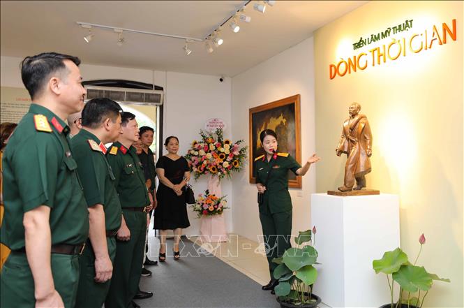 Đại biểu tham quan triển lãm sau lễ khai mạc. Ảnh: Thanh Tùng - TTXVN