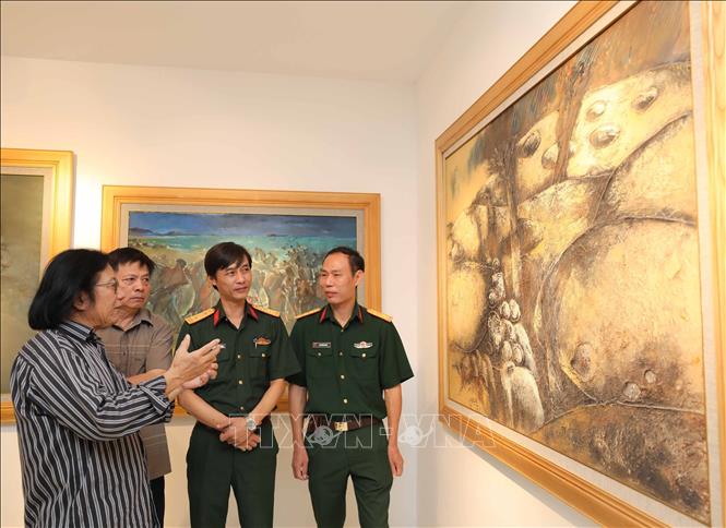 Về hội họa, triển lãm giới thiệu 43 bức tranh của các họa sĩ qua nhiều thời kỳ. Ảnh: Thanh Tùng - TTXVN