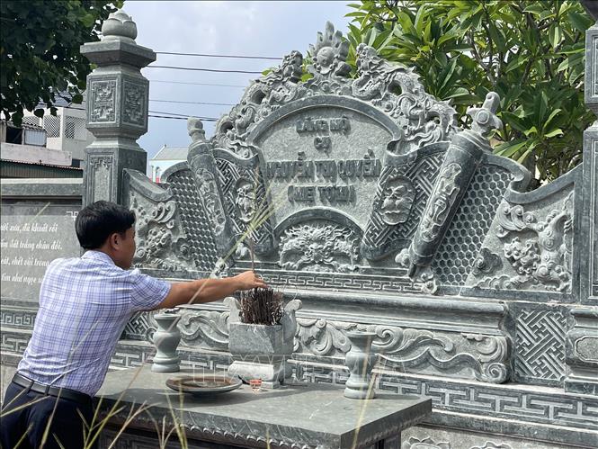 Dâng hương tại lăng mộ Mẹ Tơm (tên thật là bà Nguyễn Thị Quyển). Ảnh: Hoa Mai - TTXVN