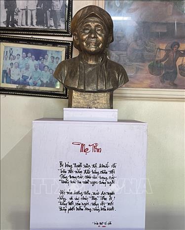 Bức tượng bán thân phác thảo hình ảnh Mẹ Tơm do Hội Văn nghệ sĩ, nhà báo xứ Thanh tại Hà Nội trao tặng đặt tại Khu Di tích lịch sử cách mạng Mẹ Tơm. Ảnh: Hoa Mai - TTXVN
