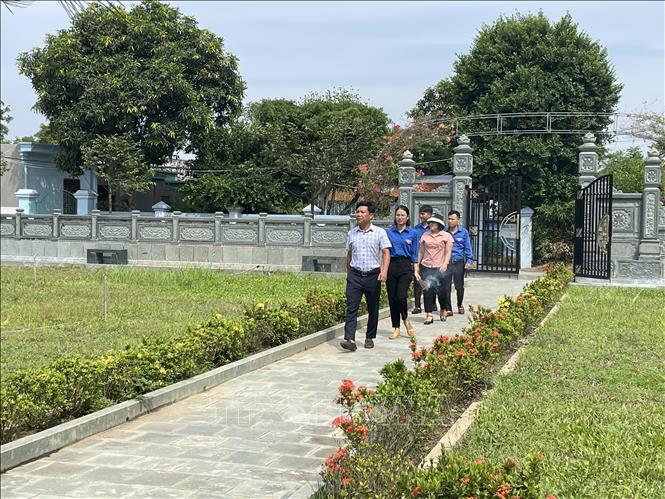 Du khách đến tham quan Khu Di tích lịch sử cách mạng Mẹ Tơm tại làng Đông Thành, xã Đa Lộc (Hậu Lộc, Thanh Hóa). Ảnh: Hoa Mai - TTXVN
