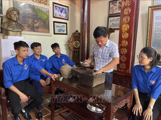 Đoàn viên thanh niên tham quan, tìm hiểu các kỷ vật tại Khu Di tích lịch sử cách mạng Mẹ Tơm. Ảnh: Hoa Mai - TTXVN