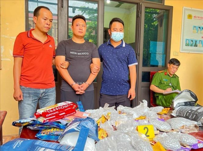 Đối tượng Nguyễn Mạnh Cường cùng tang vật. Ảnh: TTXVN phát