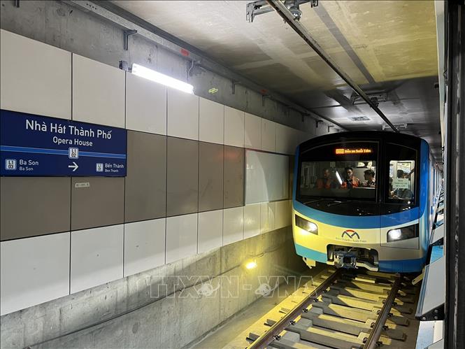 Đoàn tàu đầu tiên của tuyến Metro số 1 (Bến Thành - Suối Tiên) chạy thử nghiệm trên toàn tuyến - đoạn Nhà ga ngầm Bến Thành, Thành phố Hồ Chí Minh. Ảnh: TTXVN (phát)
