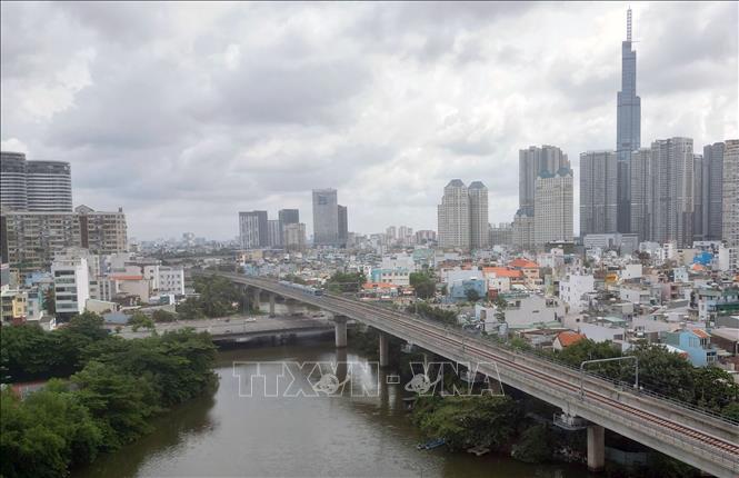 Đoàn tàu đầu tiên của tuyến Metro số 1 (Bến Thành - Suối Tiên) chạy thử nghiệm trên toàn tuyến - đoạn gần Nhà ga ngầm Ba Son, Thành phố Hồ Chí Minh. Ảnh: Thanh Vũ - TTXVN

