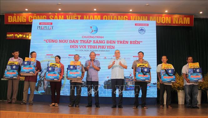 Nguyên Phó Thủ tướng Chính phủ Trương Hòa Bình cùng Bí thư Tỉnh ủy Phú Yên Phạm Đại Dương trao quà cho ngư dân. Ảnh: Tường Quân – TTXVN