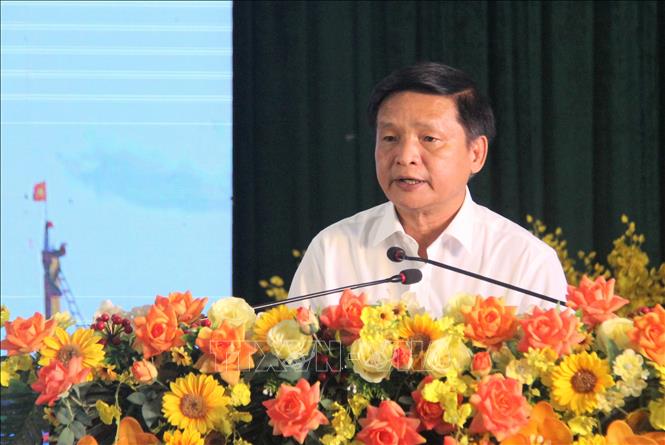 Phó Chủ tịch UBND tỉnh Phú Yên Lê Tấn Hổ trả lời những giải pháp, chính sách hỗ trợ ngư dân. Ảnh: Tường Quân – TTXVN