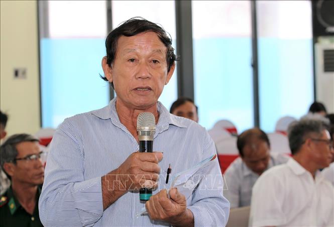 Ngư dân Nguyễn Văn Lễ (phường Phú Đông, thành phố Tuy Hòa) nêu câu hỏi với cơ quan chức năng về giải pháp khi bị tàu lạ va chạm. Ảnh: Tường Quân – TTXVN