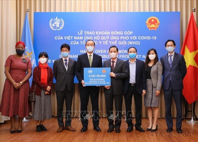 Lễ trao khoản đóng góp của Việt Nam ủng hộ Quỹ ứng phó với COVID-19 của Tổ chức Y tế Thế giới (WHO). Ảnh: Lâm Khánh - TTXVN