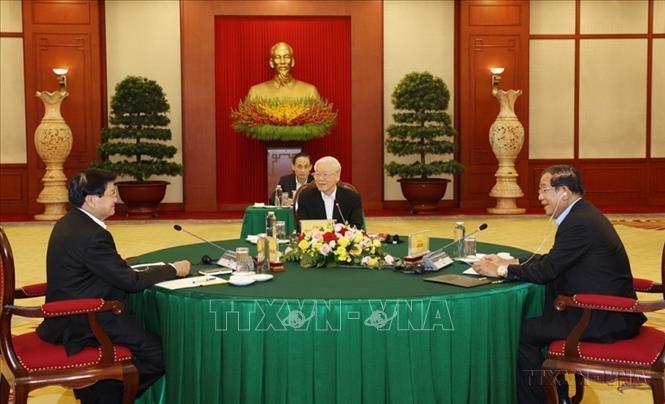 Tổng Bí thư Nguyễn Phú Trọng cùng Chủ tịch Đảng Nhân dân Campuchia, Thủ tướng Chính phủ Vương quốc Campuchia Hun Sen và Tổng Bí thư, Chủ tịch nước Lào Thongloun Sisoulith tại Cuộc gặp cấp cao Việt Nam - Campuchia - Lào (2021). Ảnh: Trí Dũng - TTXVN