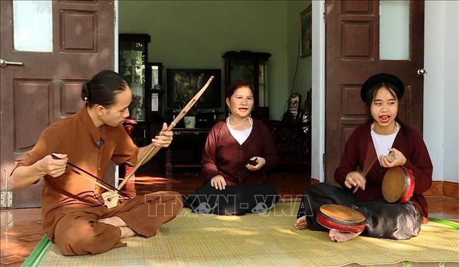 Lớp truyền dạy hát Xẩm và nhạc cụ cho các hạt nhân văn nghệ tại huyện Yên Mô, tỉnh Ninh Bình. Ảnh: Hải Yến - TTXVN