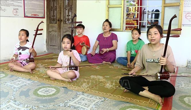 Bà Nguyễn Thị Mận (con gái cố nghệ nhân Hà Thị Cầu) truyền dạy hát Xẩm miễn phí cho nhiều trẻ em tại câu lạc bộ chiếu Xẩm Hà Thị Cầu. Ảnh: Hải Yến - TTXVN