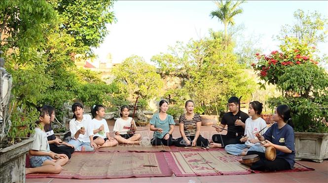 Buổi luyện tập của các thành viên câu lạc bộ hát Xẩm tại huyện Yên Mô, tỉnh Ninh Bình. Ảnh: Hải Yến - TTXVN