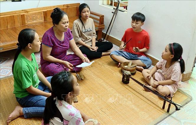 Bà Nguyễn Thị Mận (con gái cố nghệ nhân Hà Thị Cầu) truyền dạy hát xẩm miễn phí cho nhiều trẻ em tại câu lạc bộ chiếu Xẩm Hà Thị Cầu. Ảnh: Hải Yến - TTXVN