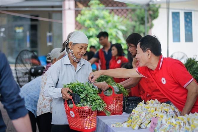 Hội Chữ thập đỏ tỉnh Hòa Bình phối hợp cùng Ủy ban MTTQ Việt Nam Tp Hòa Bình triển khai chương trình “Chung tay vì sức khỏe cộng đồng” tổ chức phiên chợ nhân đạo, nhằm giúp đỡ những hoàn cảnh khó khăn. Ảnh: Trọng Đạt - TTXVN